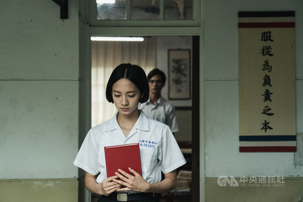 影集版「返校」保留IP驚悚元素與60年代白色恐怖悲劇,從遊戲劇情延伸30年後的全新故事線,由新人演員韓寧(前)飾演劇中靈魂人物學姐「方芮欣」。(公視提供)中央社記者葉冠吟傳真 109年11月30日
