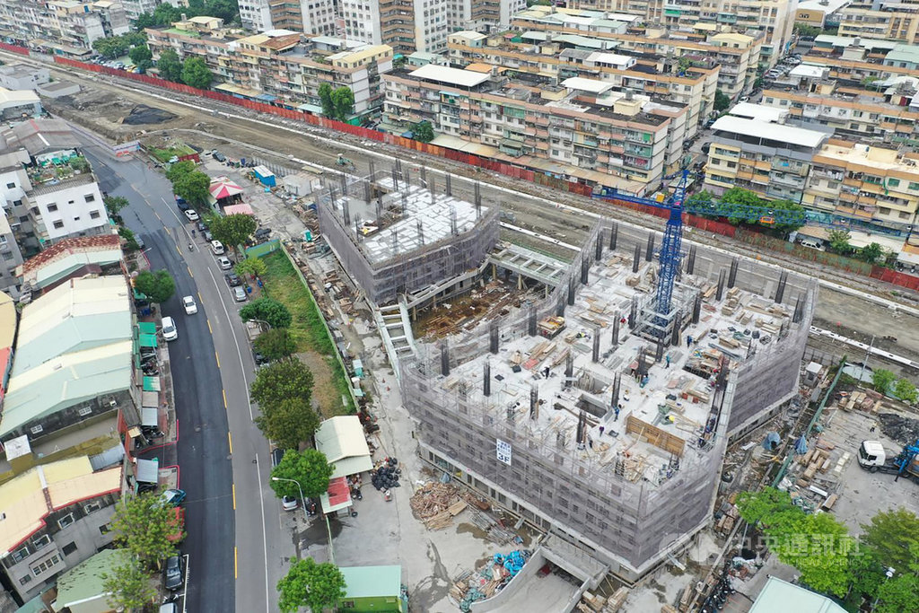 高雄市政府全力推動社會宅,位於苓雅區的「凱旋青樹」預計民國111年完工啟用,落成後的2棟地上14層、地下2層建物,將提供社會住宅245戶,並設有店鋪2戶、社會局公托中心等。圖為凱旋青樹工地空拍情形。(高雄市政府提供)中央社記者王淑芬高雄傳真 109年11月30日