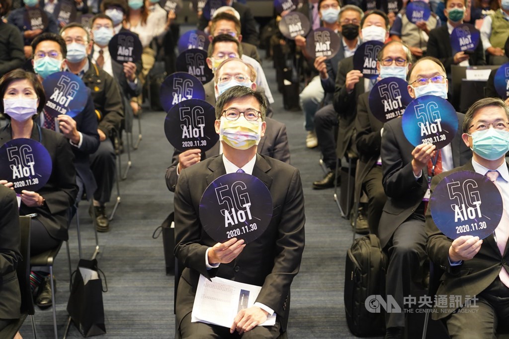 5G AIoT國際大聯盟30日宣告成軍,高雄市長陳其邁(前中)表示,成員包括中華電信等通訊營運商、智崴等系統整合商、微軟等雲端供應商及其他新創團隊。陳其邁說,高雄過去新創做不好,就是沒大廠帶頭,所以這次要「以大帶小」讓產業群聚,就是要扶植新創團隊與大廠合作。中央社記者董俊志攝 109年11月30日