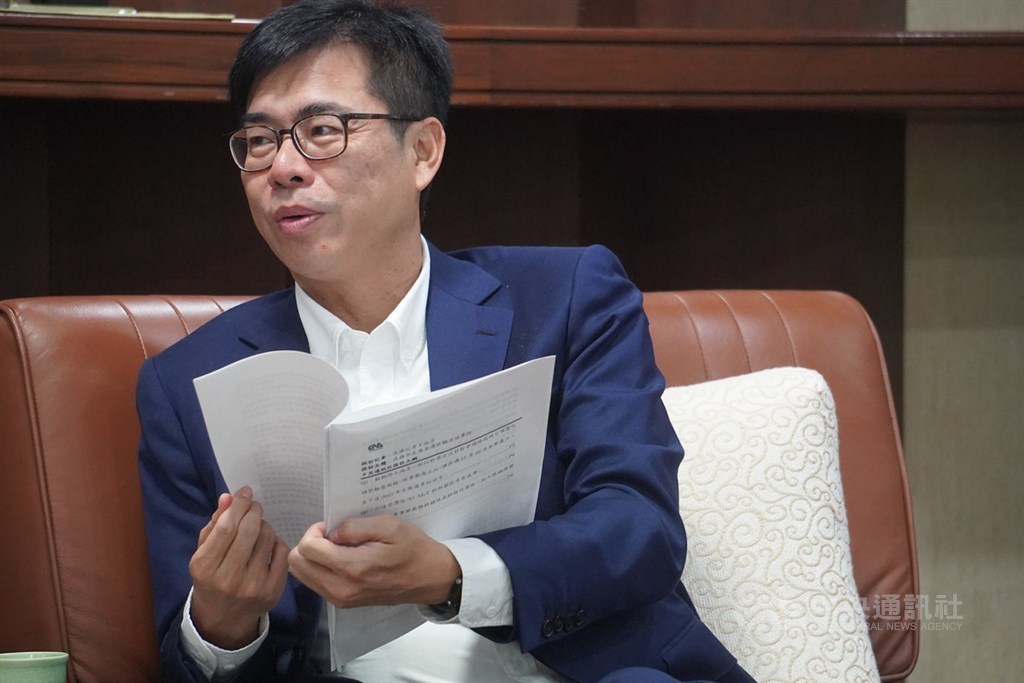 高雄市長陳其邁補選就職百日前接受中央社專訪,談到日前動工的仁武產業園區,他樂道很多可能不被人知且重要的產業將在高雄扎根;有天上飛的波音、地上跑的雙B、美國航太SpaceX火箭等,都有在地生產的零件。中央社記者董俊志攝 109年11月30日