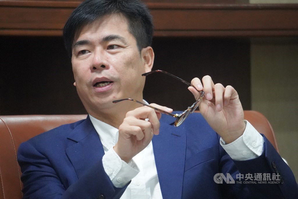 提及5G AIoT內涵,高雄市長陳其邁接受中央社專訪時特別拿下眼鏡做示範,指出未來透過5G技術,資訊快速分享,傳輸數據速度加快,智慧型眼鏡等穿戴式科技將變主流,連醫療都能應用AR、VR技術,提升手術精準程度。中央社記者董俊志攝 109年11月30日