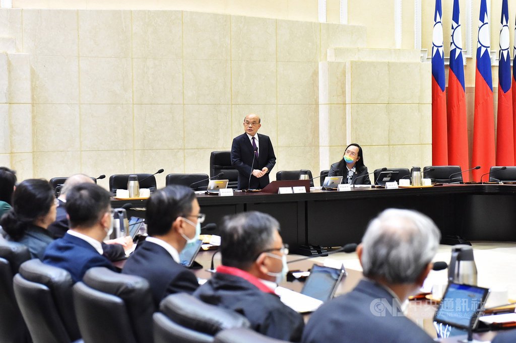 行政院長蘇貞昌今天主持數位國家創新經濟推動小組會議,蘇貞昌表示,政府在既有基礎上,將提升數位經濟發展,驅動國家競爭力。(行政院提供)中央社記者余祥傳真 109年11月30日