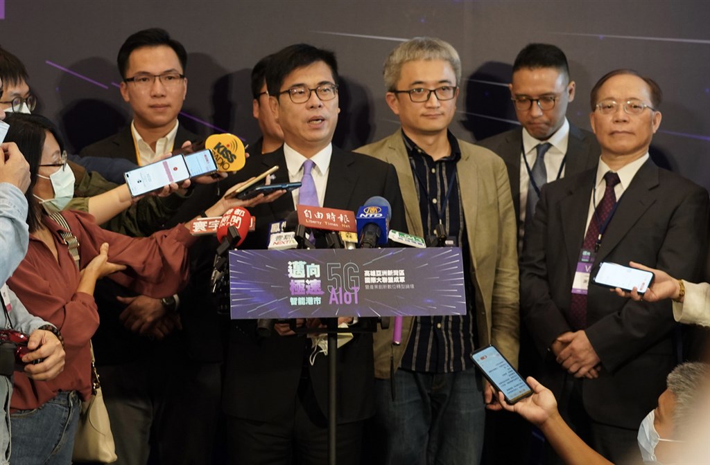 「亞洲新灣區5G AIoT國際大聯盟」30日在高雄正式成軍,市長陳其邁(前中)表示,除了台灣微軟、台灣思科等國際大廠齊聚高雄,市府也將成立新創基地,提供業者投資進駐。中央社記者董俊志攝 109年11月30日