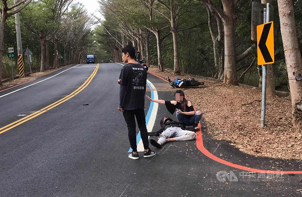 一名許姓男大學生30日下午騎機車行經彰化縣道139線指標約20公里處往彰化市方向,過彎時失控打滑,連人帶車撞向路樹,許男當場OHCA(到院前心肺功能停止)狀態,送醫急救仍不治。警方呼籲行車應遵守速限。(民眾提供)中央社記者蕭博陽彰化縣傳真 109年11月30日