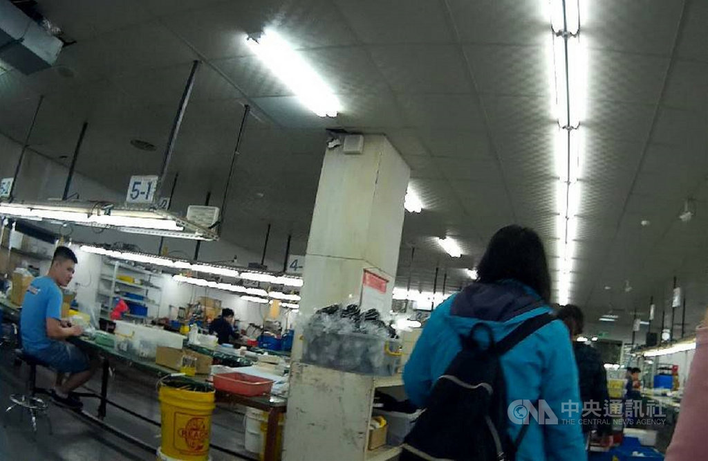 新北市政府勞工局30日宣布查獲某公司以特殊製程為由專案引進58名移工後,違法派遣至其他3間公司工作,勞工局重罰這4家公司共新台幣291萬元。(勞工局提供)中央社記者王鴻國傳真 109年11月30日