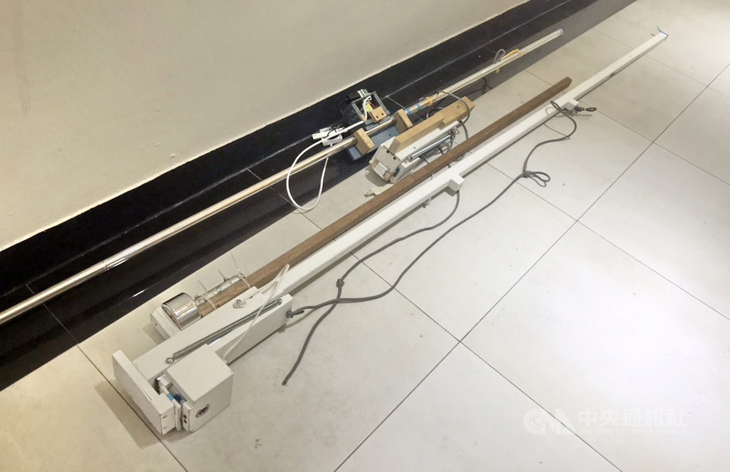 新北市徐姓男子自製「震樓神器」欲報復鄰居製造噪音,卻也影響到其他鄰居安寧,鄰居們集體控告徐男妨害自由罪嫌,警方29日拘提,新北檢方訊後諭令新台幣5萬元交保。(翻攝畫面)中央社記者黃旭昇新北市傳真 109年11月30日