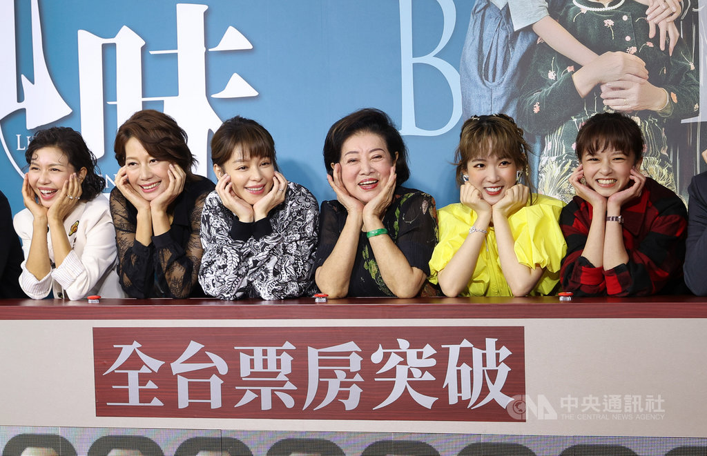 電影「孤味」30日在台北舉行票房慶功會,送炸蝦捲回饋影迷,金馬影后陳淑芳(右3)及演員于子育(琇琴)(左起)、丁寧、徐若瑄等人出席,謝謝影迷支持,也希望票房能再創佳績。中央社記者謝佳璋攝 109年11月30日