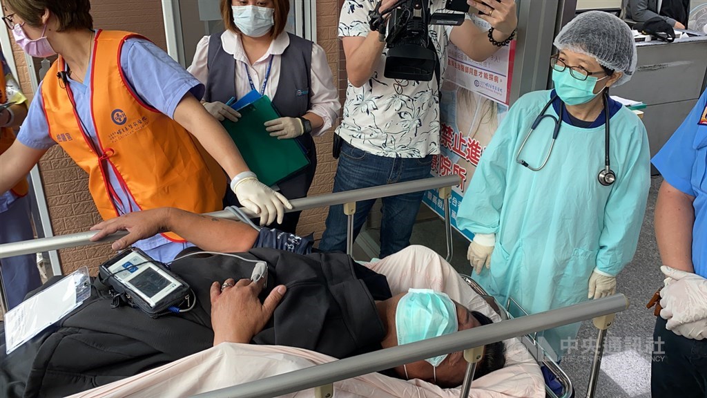 一輛中型巴士30日前往奧萬大賞楓途中翻覆,釀1人死亡、20人輕重傷,林姓駕駛(前)被送到醫院時向媒體說,事發當時車輛煞車失靈,於是趕緊拉起手煞車並讓車輛擦撞山壁護欄減速。中央社記者蕭博陽南投攝 109年11月30日