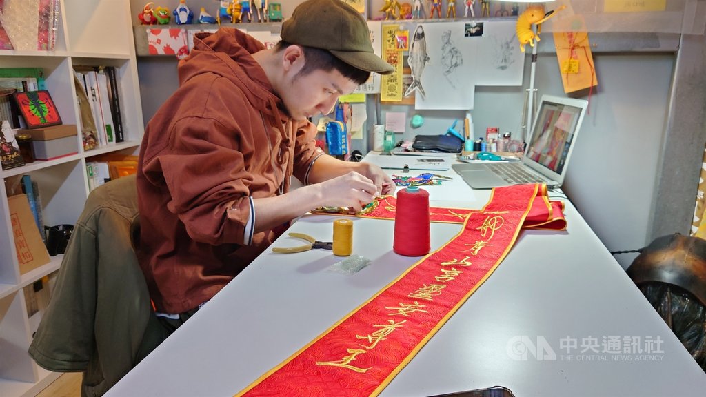 青山宮靈安尊王將在12月6日舉行一年一度的正日遶境,總統蔡英文將贈「紅綾伴駕」,祈求遶境順利圓滿,這條紅綾是由文化總會邀曾獲金鐘獎最佳美術設計的李育昇親自操刀。(文總提供)中央社記者葉素萍傳真 109年11月30日