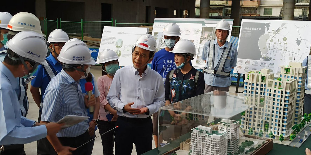 高雄市副市長林欽榮(前左3)等人下午前往凱旋青樹社會住宅工地,以實際行動視察社宅興辦進度,展現市府推動社宅、照顧市民的決心。(高雄市政府提供)中央社記者王淑芬高雄傳真 109年11月30日