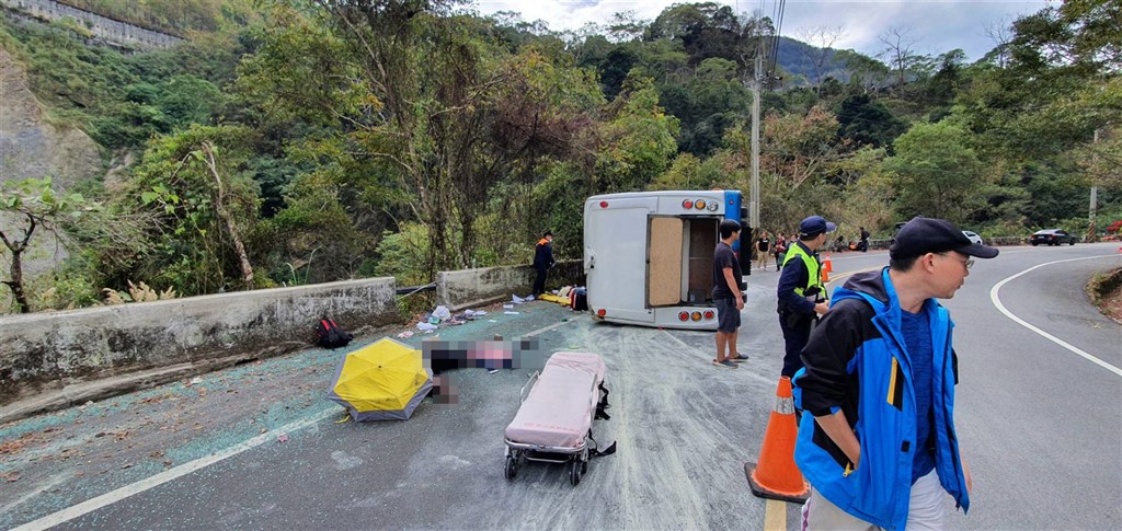 一輛中型巴士30日中午行經奧萬大聯外道路時,在一處彎道處失控翻覆,滑至對向車道,有受傷乘客躺在路面,初步已知1人呈OHCA(到院前心肺功能停止)狀態,另20人輕重傷,已緊急送醫。(民眾提供)中央社記者蕭博陽南投縣傳真 109年11月30日