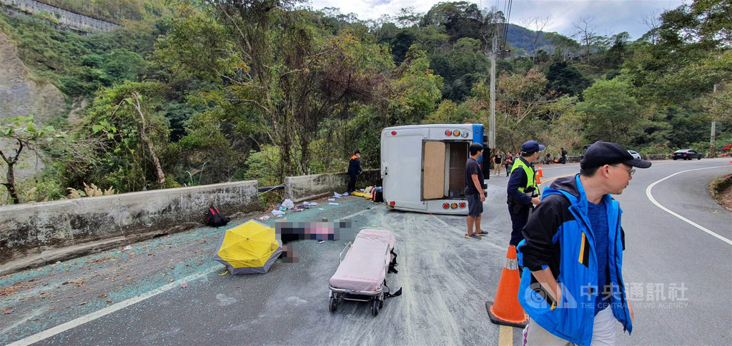 一輛中型巴士30日中午行經奧萬大聯外道路時,在一處彎道處失控翻覆,滑至對向車道,有受傷乘客躺在路面,初步已知1人呈OHCA(到院前心肺功能停止)狀態,另20人輕重傷,已緊急送醫。(民眾提供)中央社記者蕭博陽南投縣傳真 109年11月30日