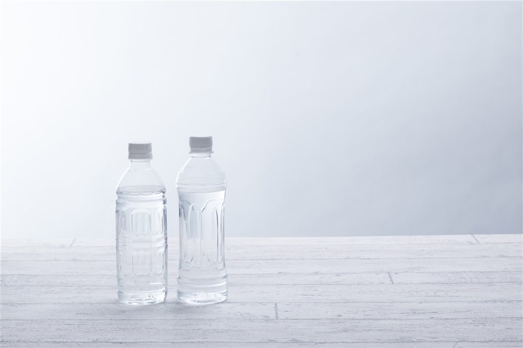 台中市東山高中一名高二學生,上週喝了自己攜帶的飲料後遭酸性不明液體灼傷口腔,不排除學生惡作劇。(示意圖/圖取自PAKUTASO圖庫)