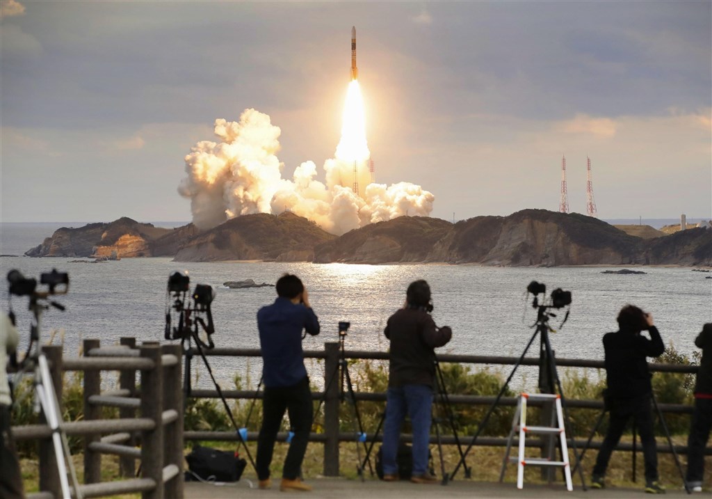 搭載日本資料中繼衛星的H2A火箭43號機29日下午從日本鹿兒島縣種子島太空中心成功發射,資料中繼衛星每天能傳送資料回地面衛星站的時間較一般衛星長9倍,平均能傳送約9小時。(共同社)