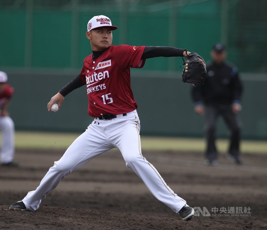 中華職棒各隊30日將向聯盟提交60人保護名單,陸續確定年底釋出球員,Rakuten桃猿隊先前被看好扛先發輪值的投手林樺慶被釋出。圖為2月8日亞洲門戶交流賽出賽畫面。中央社記者張新偉攝 109年11月30日