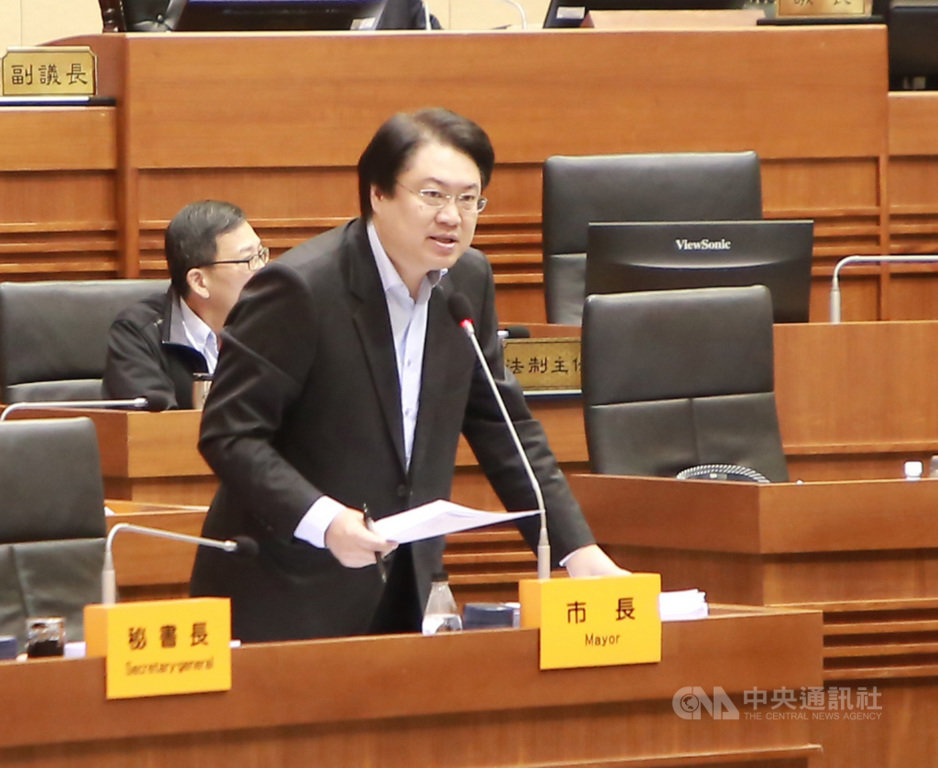 基隆市政府民國110年10月將舉辦城市博覽會,市議會30日審查新台幣3900萬元預算,市長林右昌(前)向議會報告規劃,經議員討論過後,議長蔡旺璉裁示刪減400萬元。中央社記者王朝鈺攝 109年11月30日