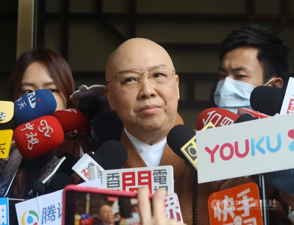 媒體報導,中國網紅直播時聲稱知名藝人費玉清癌症已擴散、危在旦夕;費玉清姊姊「恆述法師」(中)1日受訪表示,費玉清病危是子虛烏有的傳言。中央社記者蕭博文攝 109年12月1日