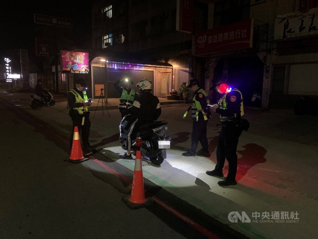 金門縣警察局金城分局1日表示,近期在易肇事路段強力執法,防制危險駕駛,已見成效,將再持續於夜間時段加強取締超速行駛、改裝車輛及酒駕。(金門縣警察局提供)中央社記者黃慧敏傳真 109年12月1日