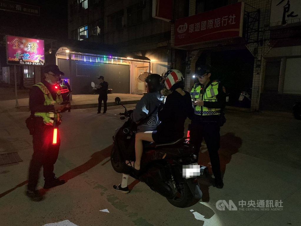 金門縣警察局1日表示,金城分局近期夜間重兵部署,在容易肇事路段實施口袋戰術強力執法,兩個月來共取締酒後駕車17件、改裝車輛6件、超速7件。(金門縣警察局提供)中央社記者黃慧敏傳真 109年12月1日