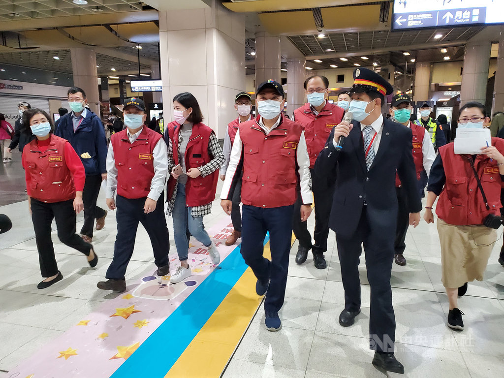 秋冬防疫專案啟動,新北市長侯友宜(前中)1日一早就到板橋車站等大眾運輸場站視察防疫整備情形。中央社記者王鴻國攝 109年12月1日