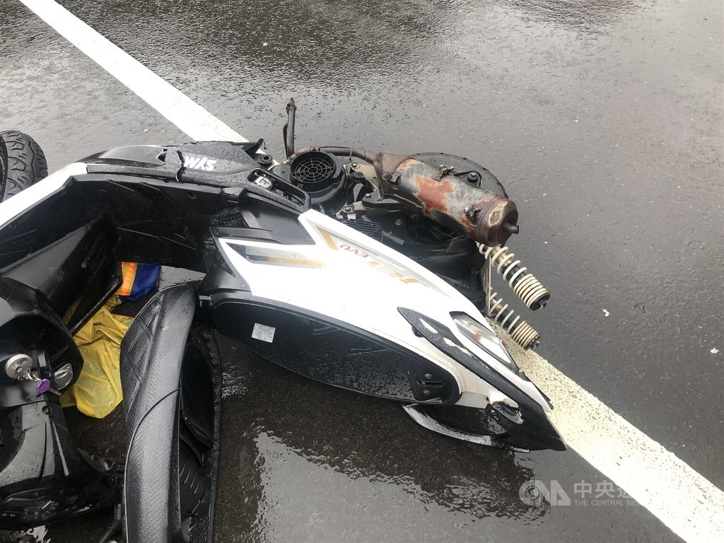 王姓男子1日清晨騎機車行經台2線78.9公里一處彎道時,疑似打滑失控撞上對向一輛曳引車左後輪後,再追撞曳引車後方的自小客車,王男傷勢嚴重,送醫急救後宣告不治。(讀者提供)中央社記者王朝鈺傳真 109年12月1日