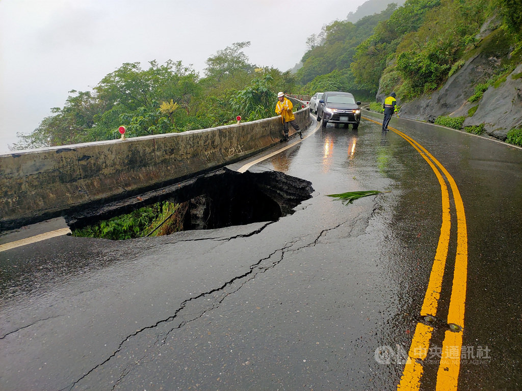 疑受連日降雨影響,舊蘇花公路台9丁線38.35公里處觀音路段,1日發現一處路基缺口,當地工務段獲報後已完成初步維護,以防缺口再擴大,並在現場實施警戒,請用路人配合指揮通行。(警方提供)中央社記者沈如峰宜蘭縣傳真 109年12月1日