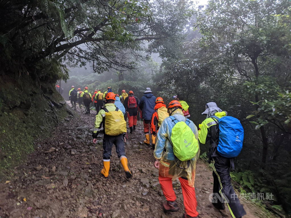 國道警察局勤務中心主任陳世雄獨自前往新北市石碇區二格山健行,卻一夜未歸,警消1日獲報動員上山搜救,傍晚在溪谷邊尋獲他的遺體,事發原因仍待調查。(民眾提供)中央社記者沈佩瑤傳真 109年12月1日