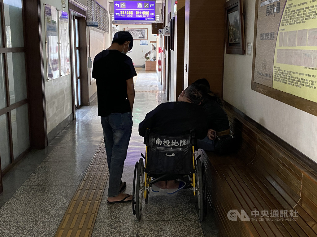 一輛中型巴士11月30日前往奧萬大賞楓途中翻覆,造成1死20輕重傷,林姓巴士駕駛(乘輪椅者)的大女兒1日表示,沒有人會想發生這樣的事情,真的感到非常抱歉,希望乘客能夠諒解。圖為林姓駕駛由子女陪同,到南投地檢署等候檢察官複訊。中央社記者蕭博陽南投縣攝 109年12月1日