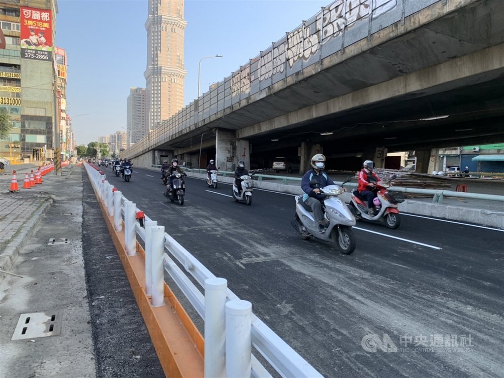 高雄市鐵路地下化通車後,市區多處橋梁及地下道功成身退,市府評估民族陸橋要拆除機車道,日前封閉拆除,經過多日施工,1日清晨恢復平面通行。(高市府提供)中央社記者王淑芬傳真 109年12月1日