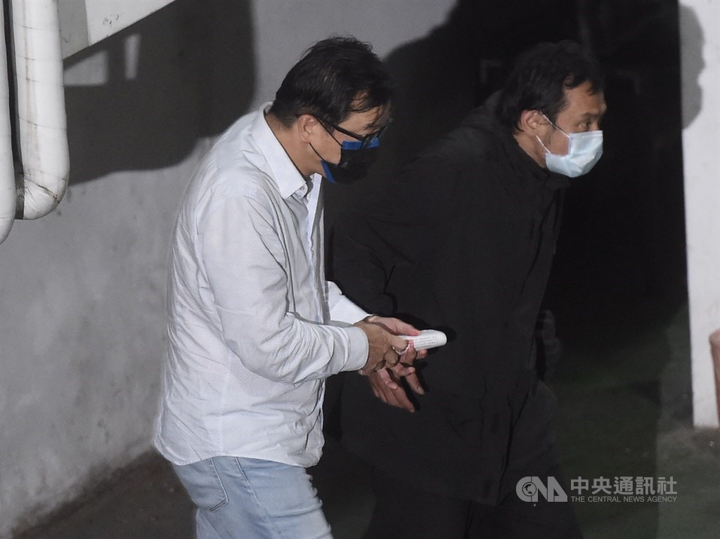 原勞動部勞動基金運用局國內投資組長游迺文涉嫌收賄操控特定公司股價,被檢方聲押獲准。游迺文(左)27 日晚間上囚車。中央社記者徐肇昌攝 109年11月27日