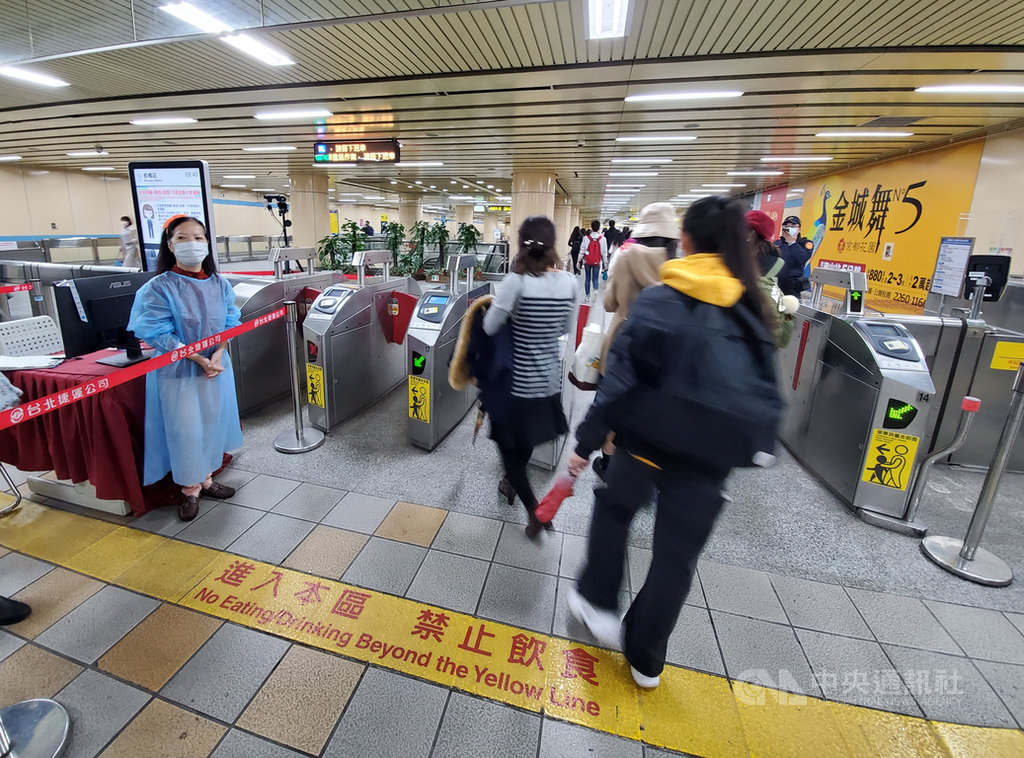 秋冬防疫專案啟動,板橋車站等大眾運輸場站已展開防疫勸導,旅客大多都會戴起口罩。中央社記者王鴻國攝 109年12月1日
