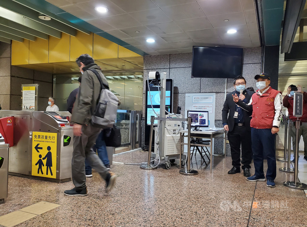 新北市長侯友宜(右)1日一早就到板橋車站,視察高鐵、台鐵及捷運等場站執行秋冬防疫專案情形。中央社記者王鴻國攝 109年12月1日