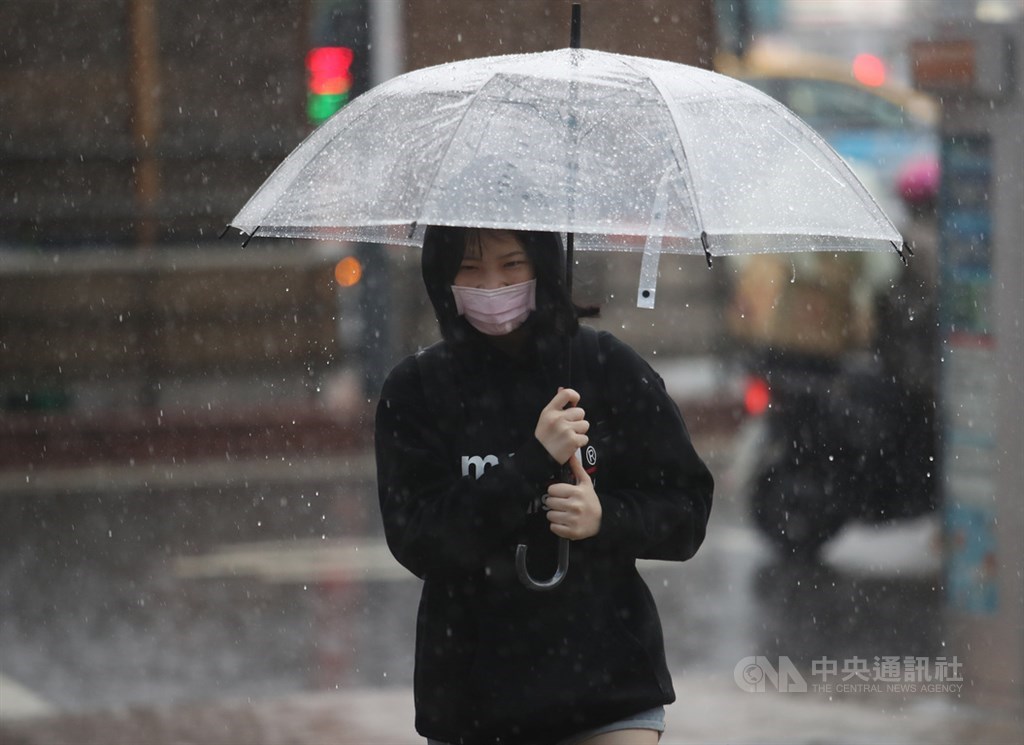 受到東北季風影響,1日北台灣天氣仍較濕涼,氣象局針對宜蘭縣發布豪雨特報,台北市、新北市、基隆市及花蓮縣為大雨特報。(中央社檔案照片)