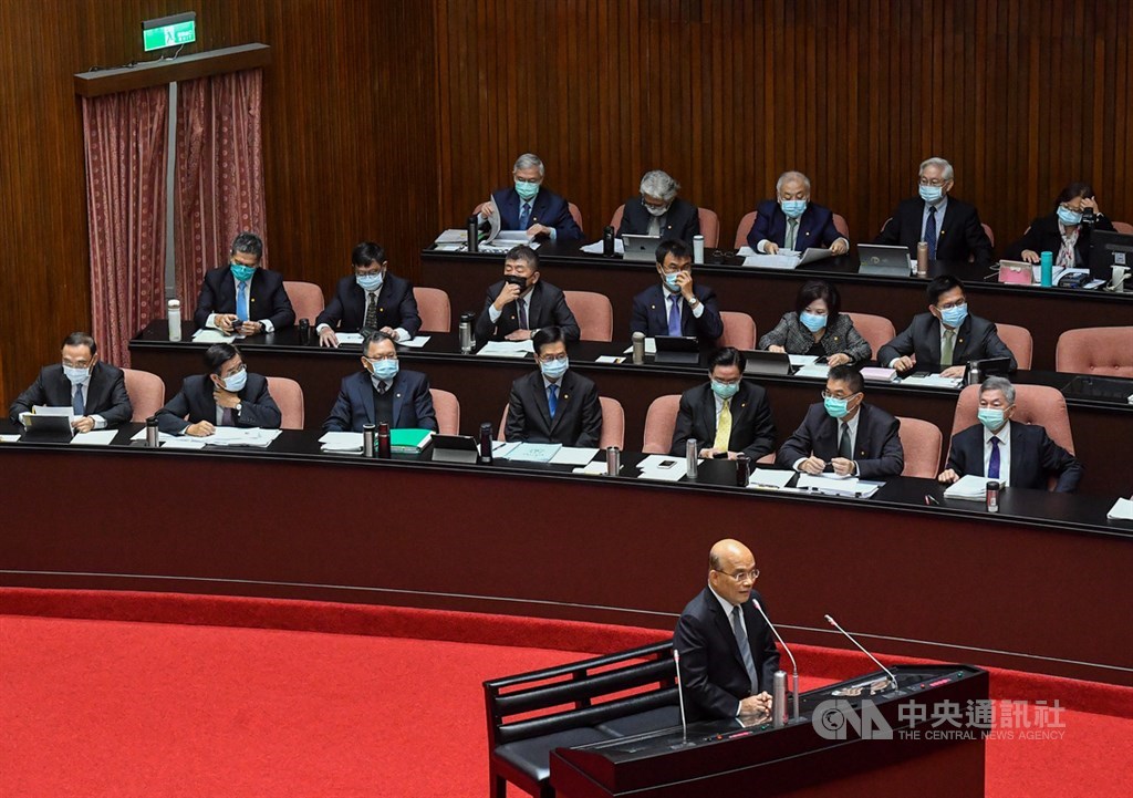 行政院長蘇貞昌(前)1日在立院表示,中國以黨政軍侵入民主國家被舉世注目,台灣處在第一線,對中國的滲透行為嚴陣以待。中央社記者鄭清元攝 109年12月1日