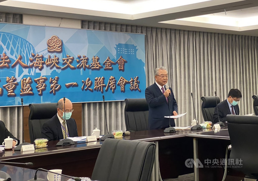 海峽交流基金會1日召開第11屆董監事第1次聯席會議,金仁寶集團董事長許勝雄(中間站立者)以海基會代理董事長身分擔任會議主席並致詞。中央社記者賴言曦攝 109年12月1日