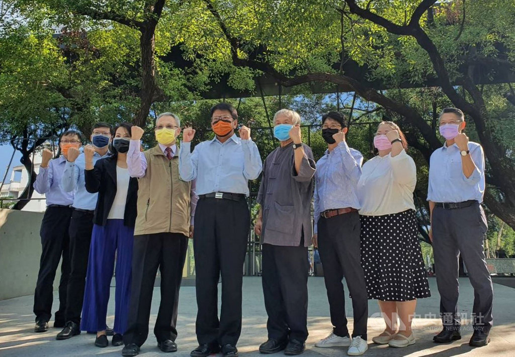 屏東縣政府1日舉辦「無罩嘜走!」秋冬防疫記者會,縣長潘孟安(中)率各局處首長戴上不同顏色的口罩,呼籲民眾共同遵守中央流行疫情指揮中心規定,進入8大場域應落實佩戴口罩、勤洗手及生病在家休息等個人衛生防護措施。中央社記者郭芷瑄攝 109年12月1日