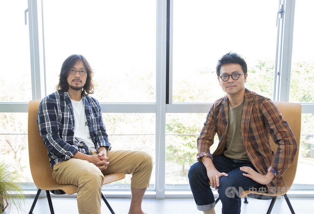 設計團隊「兩個八月」莊瑞豪(右)、盧袗雲(左)共同創辦,兩人過去都曾在日本留學,因同為8月出生,公司為此而命名。中央社記者謝佳璋攝 109年12月1日