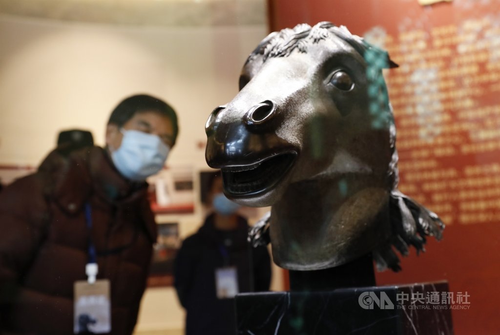 中國國家文物局、北京市政府今天在圓明園正覺寺舉行「圓明園馬首銅像劃撥入藏儀式」。英法聯軍後失散的十二生肖之「馬首」銅像,成為首件回歸圓明園的文物。(中新社提供)中央社 109年12月1日