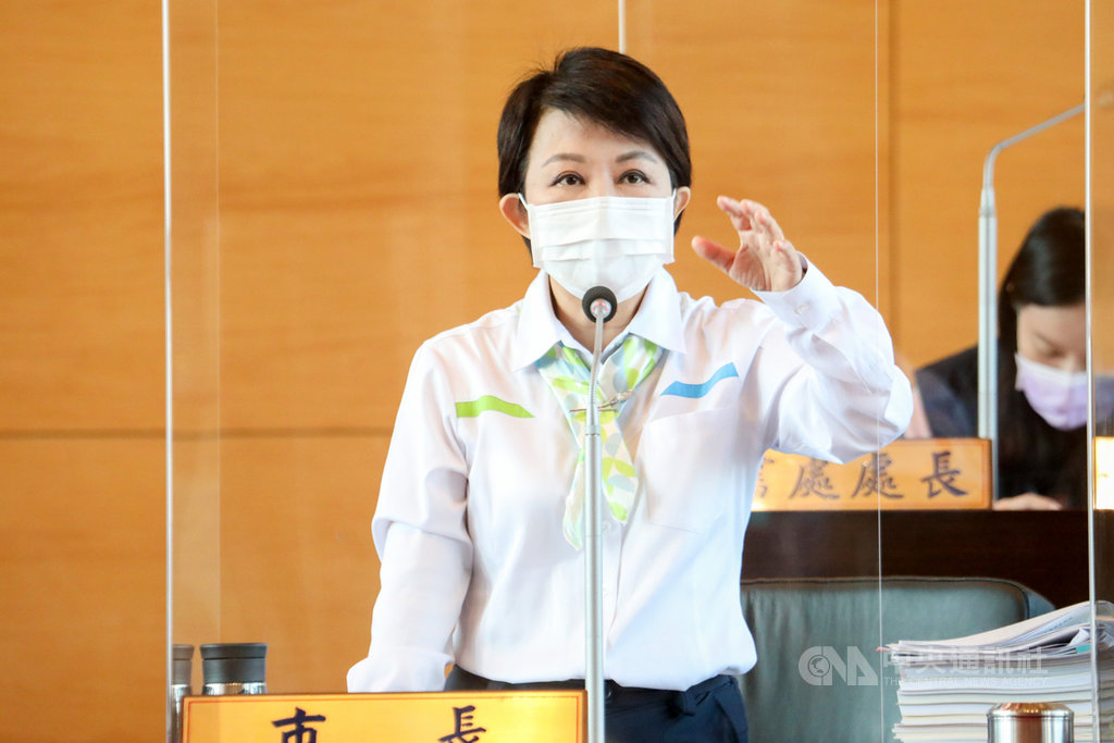 秋冬防疫專案1日啟動,民眾進出8大類場所需戴口罩。台中市長盧秀燕(前)呼籲,民眾齊心抗疫,先以勸導為原則,屢勸不聽者依法開罰。中央社記者趙麗妍攝 109年12月1日