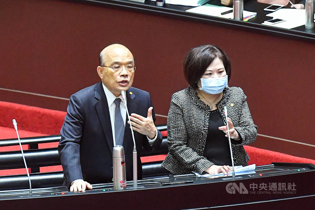 立法院會1日進行施政總質詢,邀請行政院長蘇貞昌(左)、勞動部長許銘春(右)列席備詢。關於勞動基金官員涉貪一事,蘇貞昌答詢時說,一定要嚴以查辦,這種基金這麼大,他已要求相關部會首長,管理機制一定要隨時檢討、嚴以管控。中央社記者鄭清元攝 109年12月1日
