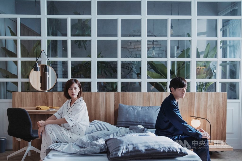 由演員宥勝(右)、林予晞(左)主演的HBO Asia原創影集「戒指流浪記」,以明快的喜劇節奏,探討當代華人社會的婚姻與愛情觀,也挑戰婚約與戒指是否是現代愛情的必需品。(HBO Asia提供)中央社記者葉冠吟傳真 109年12月1日