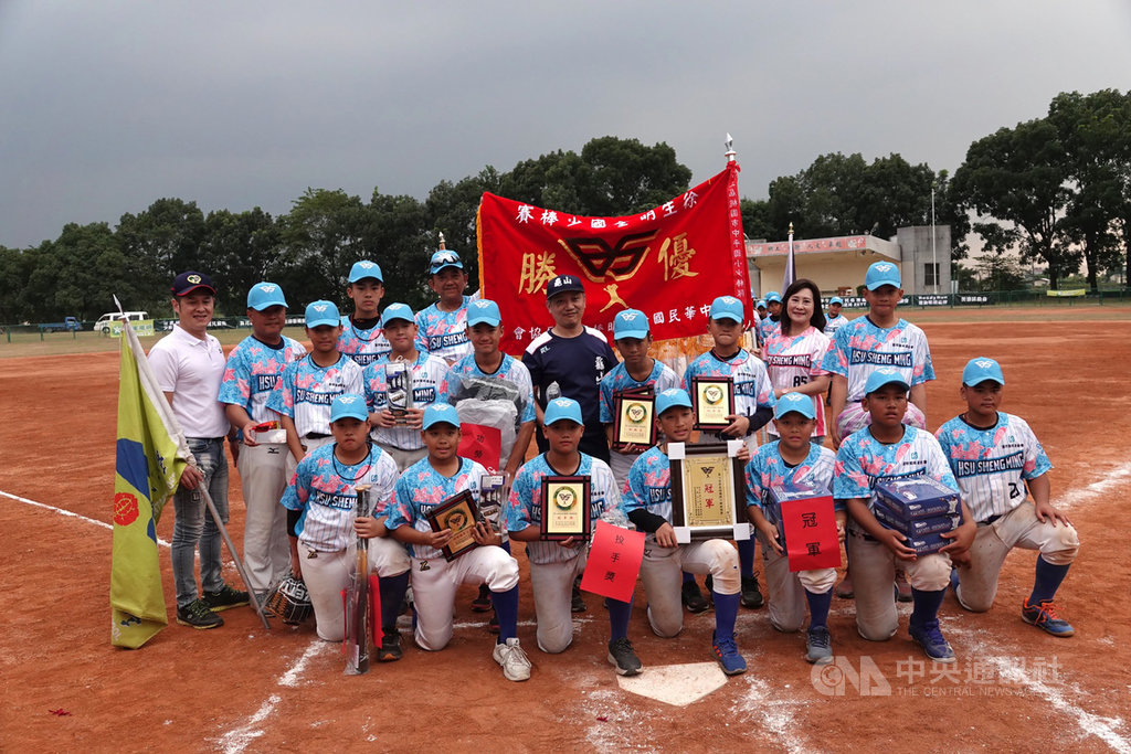 2020年第8屆徐生明盃國際少棒錦標賽冠軍隊伍1日出爐,由桃園市龜山國小完成4連霸,頒獎後全隊開心合影。中央社記者謝靜雯攝 109年12月1日