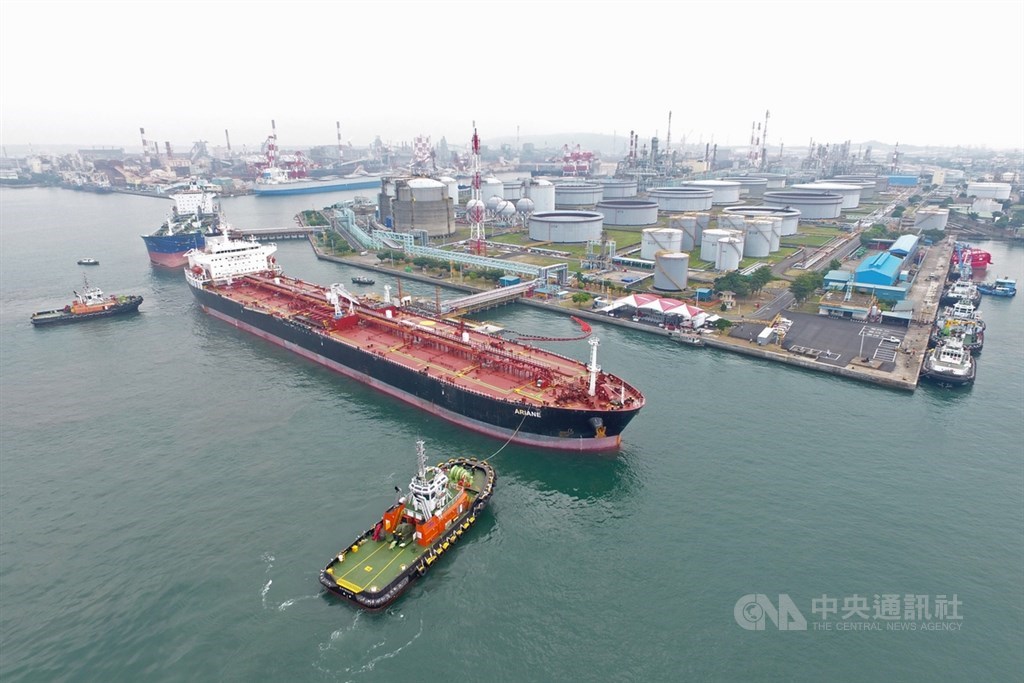 海外探勘40年,中油在查德礦區採出的第一船原油10月從非洲喀麥隆港口出發,11月底運返中油高雄大林廠;中油1日舉辦抵台典禮並公開展示。中央社記者吳家昇攝 109年12月1日