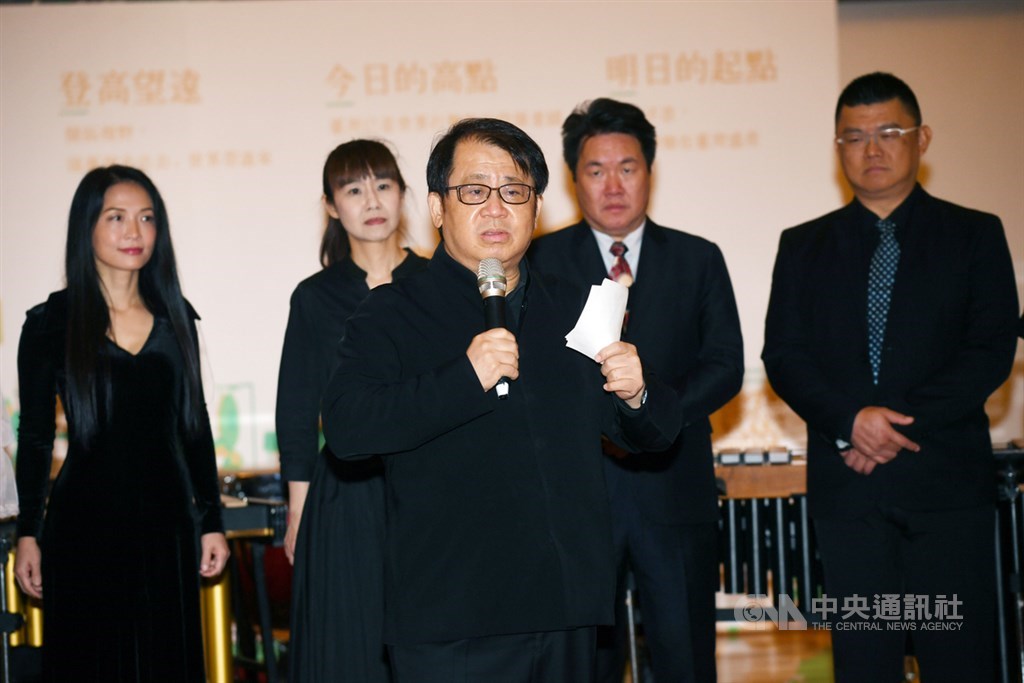 朱宗慶打擊樂團1日在國家戲劇院大廳舉行35週年記者會,創辦人朱宗慶(前中)說明新年度願景與計畫。中央社記者施宗暉攝 109年12月1日