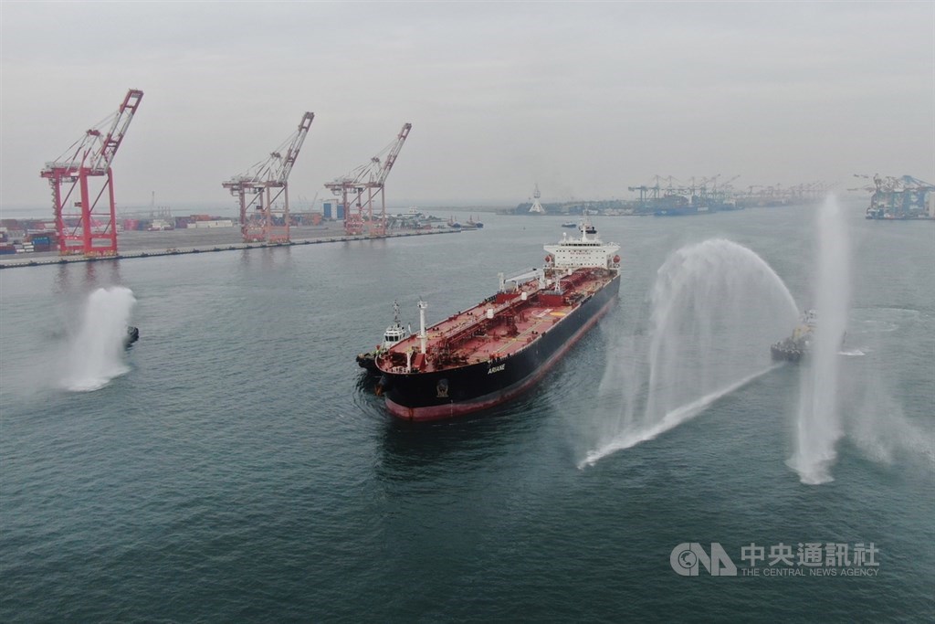 中油在查德礦區採出的第一船原油1日於中油高雄大林廠展示成果,現場安排原油抵台典禮。11月底,第一船原油進入高雄港時,中油高雄大林廠特別派噴水船歡迎。中央社記者徐肇昌攝 109年12月1日