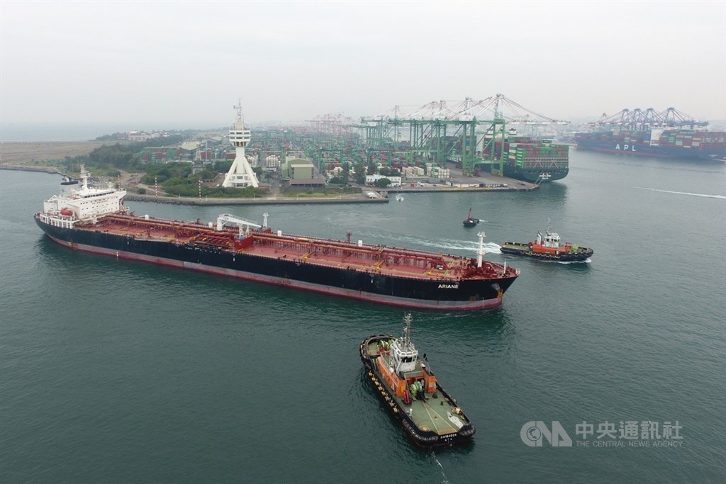 中油在查德礦區採出的第一船原油11月底運返,船隻進入高雄港,運回中油高雄大林廠。中央社記者吳家昇攝 109年12月1日