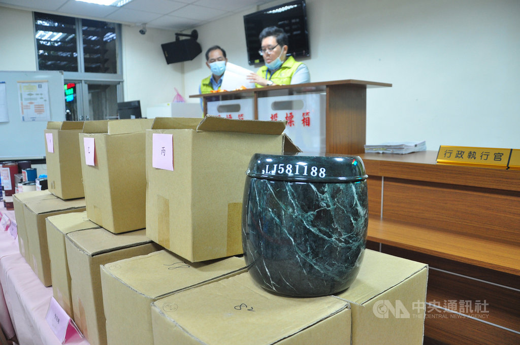 法務部行政執行署宜蘭分署1日舉辦例行拍賣會,將40個空罐骨灰罐以8個標案分別法拍,每案5個。分署參考市價,盼每個標案至少新台幣2萬元起標,但投標民眾從每案2000元喊起,到最高價只有3500元;因雙方價值認知有差距,最後全數流標。中央社記者沈如峰宜蘭縣攝 109年12月1日