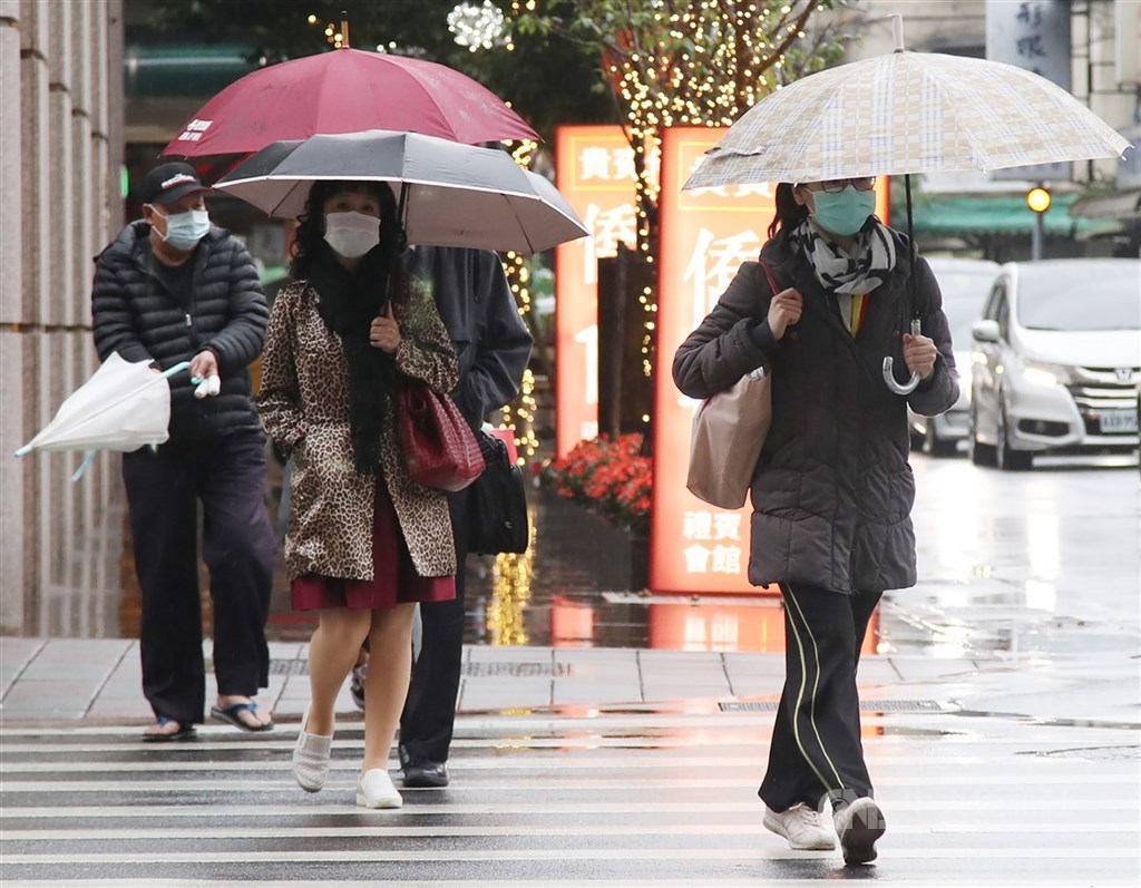 氣象局3日早上針對台北市、新北市、基隆市及宜蘭縣發布大雨特報。此外,3日晚間至4日清晨中部以北低溫約攝氏15至17度。(中央社檔案照片)