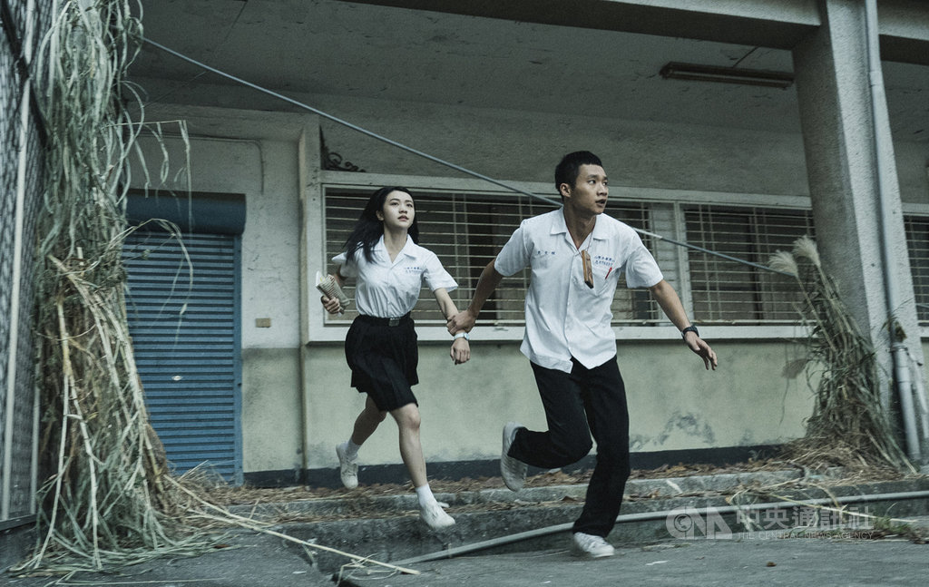 公視影集「返校」第一集中,新人演員黃冠智(右)帶著李玲葦(左)離開涵翠樓,讓導演劉易都忍不住稱讚超Man。(公視提供)中央社記者葉冠吟傳真 109年12月1日