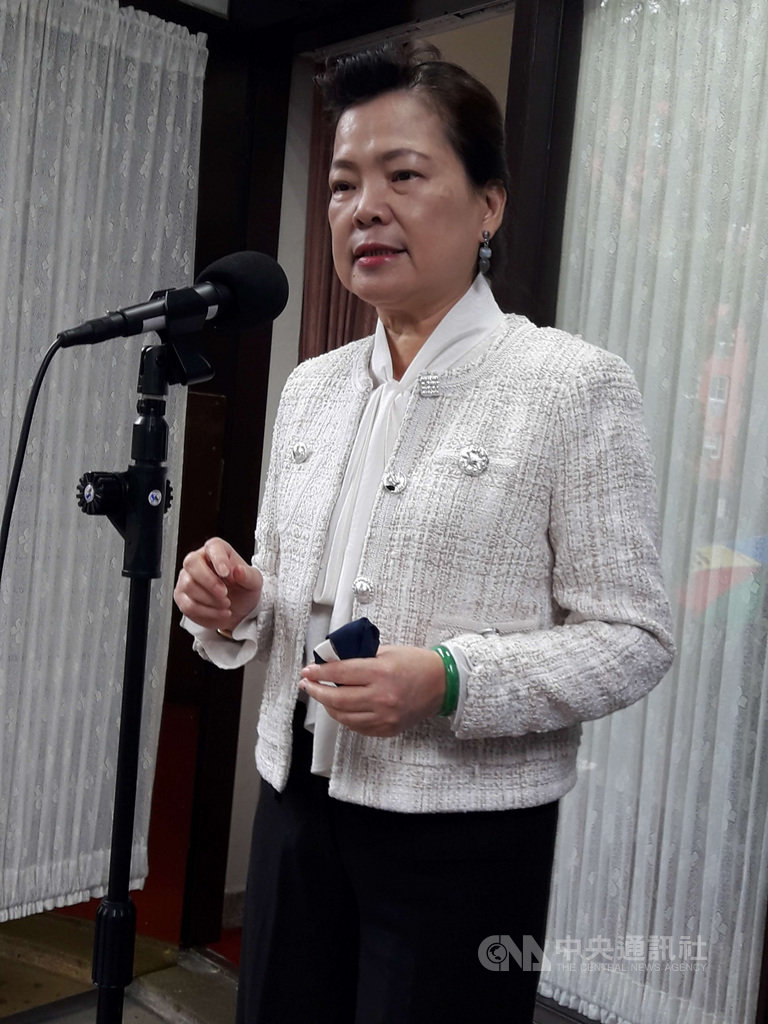 中央流行疫情指揮中心宣布12月4日起全面暫停引進印尼籍移工來台工作2週。如何因應對產業界可能造成一些影響,經濟部長王美花(圖)1日在立法院受訪表示,製造業的部分,各個公會如果有什麼需要協助,如果有急需的人力缺口,可以給經濟部意見,經濟部和勞動部來協助。中央社記者范正祥攝 109年12月1日